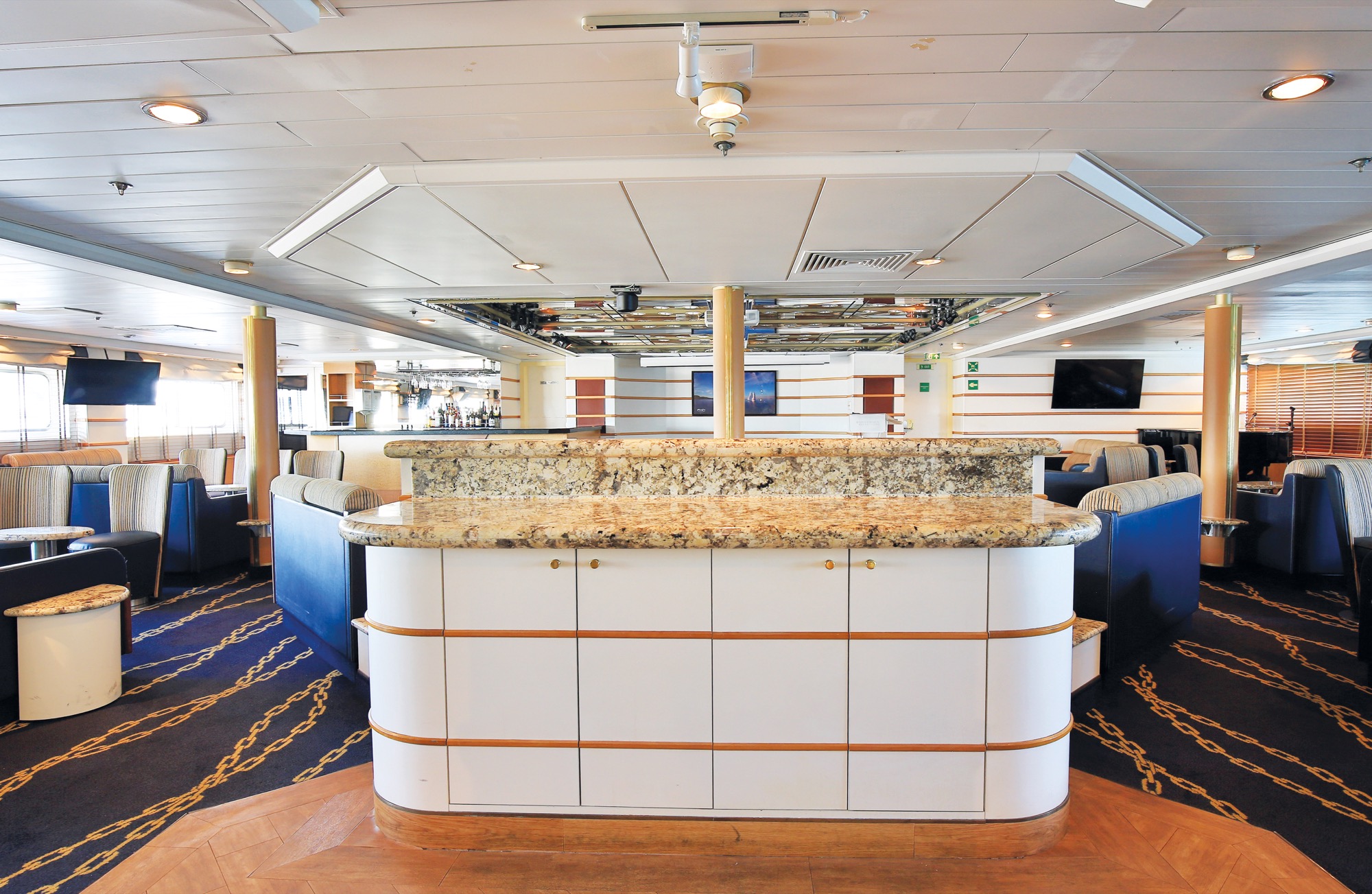 CroisiEurope La Belle des Oceans Lounge Bar 4.jpg